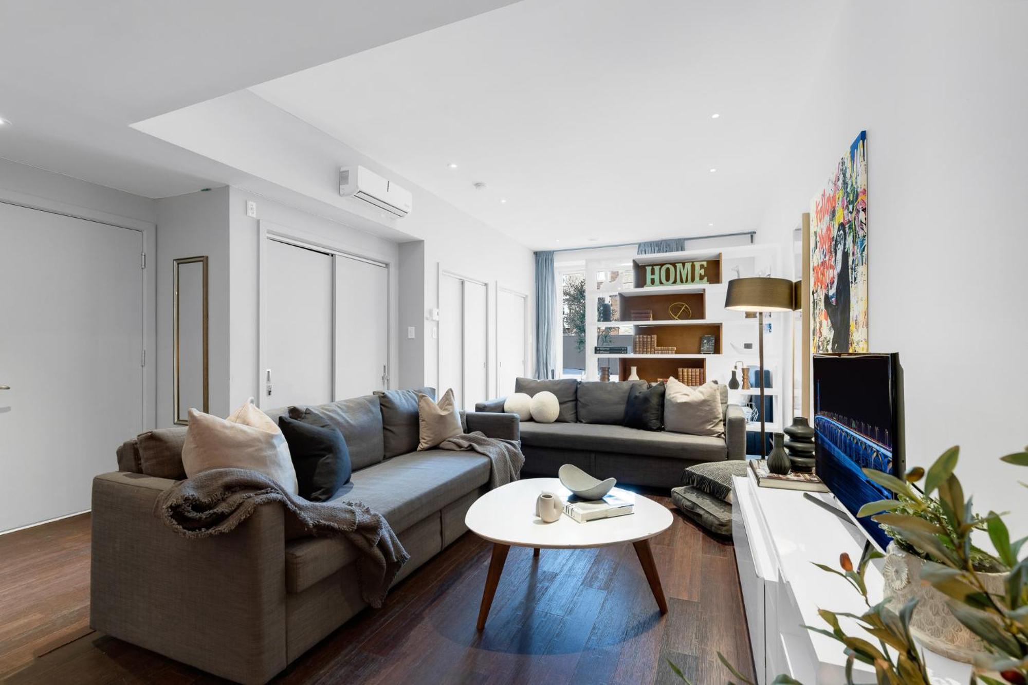 Апарт отель Liv Mtl Soho Монреаль Экстерьер фото