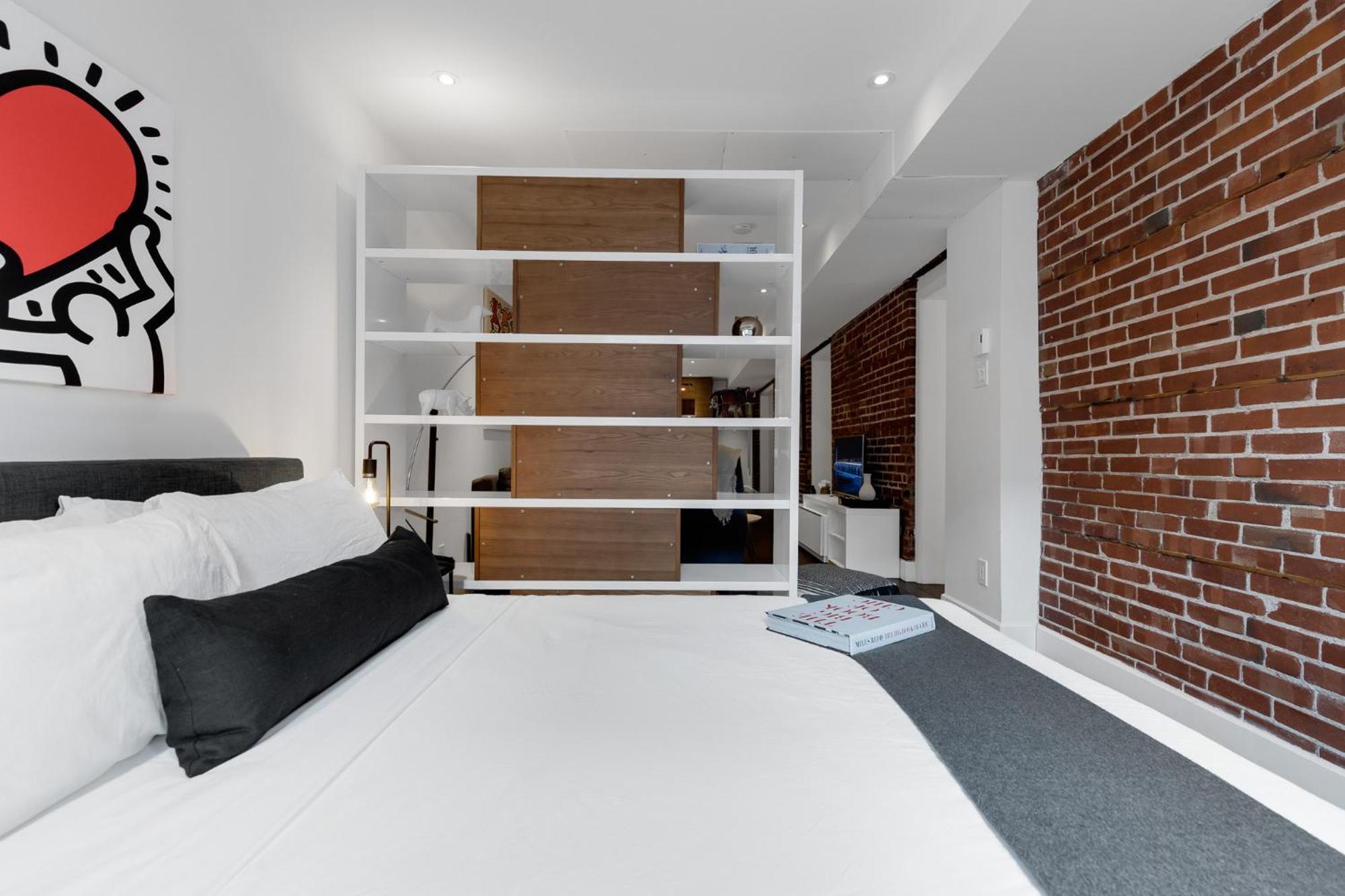 Апарт отель Liv Mtl Soho Монреаль Экстерьер фото
